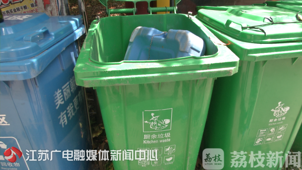 分类垃圾桶成“摆设”、清运车运输混乱，垃圾分类怎能走过场？